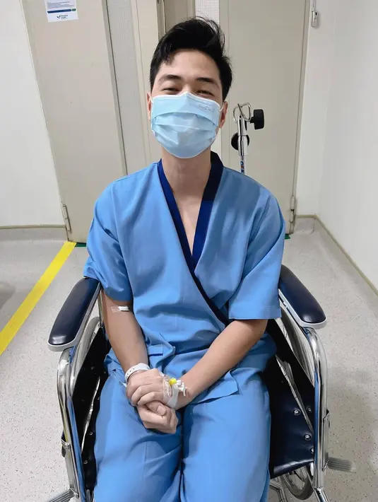 Atas suksesnya jalani operasi saraf kejepit, saat ini banyak ucapan selamat dan doa untuk pemulihannya tersebut. Semoga dengan operasi ini segala bentuk sakit yang dialami Kinos dua tahun ini tidak akan muncul kembali. (Liputan6.com/IG/@missnyctagina)
