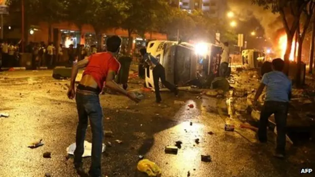 Kerusuhan di Little India Singapura, orang-orang melempar batu ke arah polisi dan membakar mobil. (AFP)