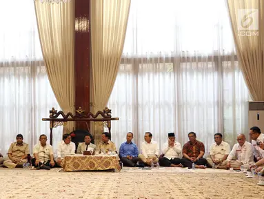 Suasana pertemuan Partai Gerindra dan Cagub dan Cawagub Jawa Barat dari Partai Koalisi Asyik, di Jakarta, Kamis (1/3). Pertemuan membahas kesiapan Pilkada Jawa Barat yang akan dilaksanakan serentak pada 27 Juni 2018 mendatang. (Liputan6.com/Johan Tallo)