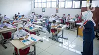 Pembelajaran tatap muka (PTM) di SDN 01 Pondok Labu, Jakarta, Senin (3/1/2022) (Liputan6.com/Faizal Fanani)