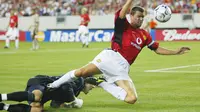 5.Roy Keane - Cedera yang dialami oleh Bryan Robson membuatnya dipilih oleh Sir Alex untuk mengisi posisi gelandang bertahan. Kemampuannya mengontrol lini tengah terus berkembang hingga akhirnya 1997 dipercaya untuk menjadi kapten.