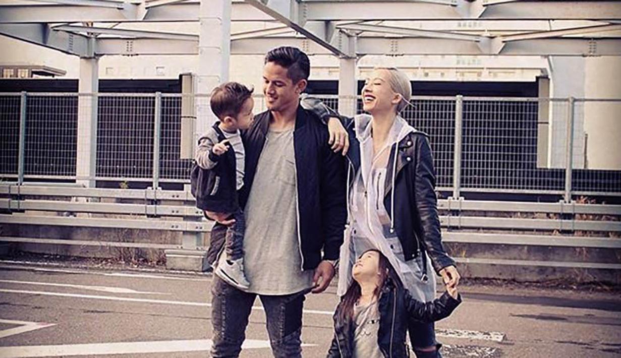 Keharmonisan keluarga Irfan Bachdim bersama isteri dan kedua anaknya. (Instagram)