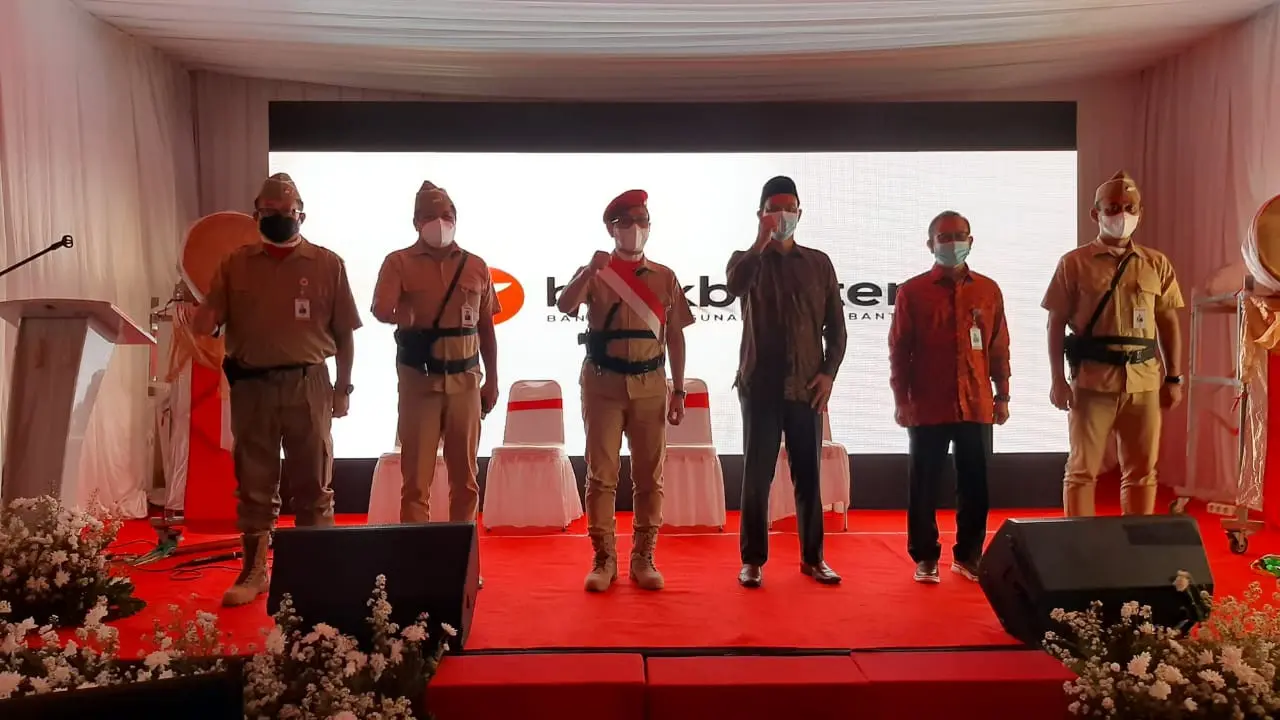 Jajaran Direksi Bank Banten Menggunakan Seragam Tentara Perjuangan Indonesia Di Gedung Joang '45. (Rabu, 19/05/2021). (Liputan6.com/Yandhi Deslatama).