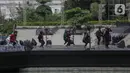 Sejumlah orang melakukan latihan untuk persiapan acara pertunjukan salah satu stasiun televisi di Taman Lapangan Banteng, Jakarta, Rabu (11/3/2020). Pemprov DKI menangguhkan izin sejumlah kegiatan hiburan terkait pencegahan penyebaran virus corona Covid-19. (Liputan6.com/Faizal Fanani)