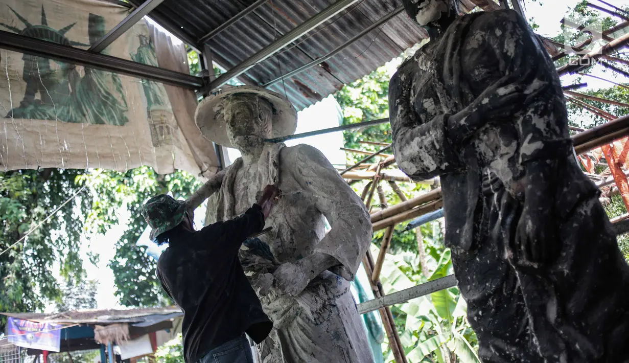 Sutopo membuat pesanan patung di kawasan Pondok Cabe, Tangsel, Jumat (14/12). Biasanya patung-patung raksasa ini dipakai untuk halaman depan komplek perumahan atau jalan raya. (Liputan6.com/Faizal Fanani)