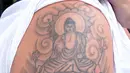 File foto pada 22 April 2014 memperlihatkan tato Sang Buddha di lengan Naomi Coleman asal Inggris. Coleman, seorang perawat kesehatan mental, mengambil langkah hukum terhadap pihak berwenang Sri Lanka sekembalinya ke Inggris. (Lakruwan WANNIARACHCHI/AFP)