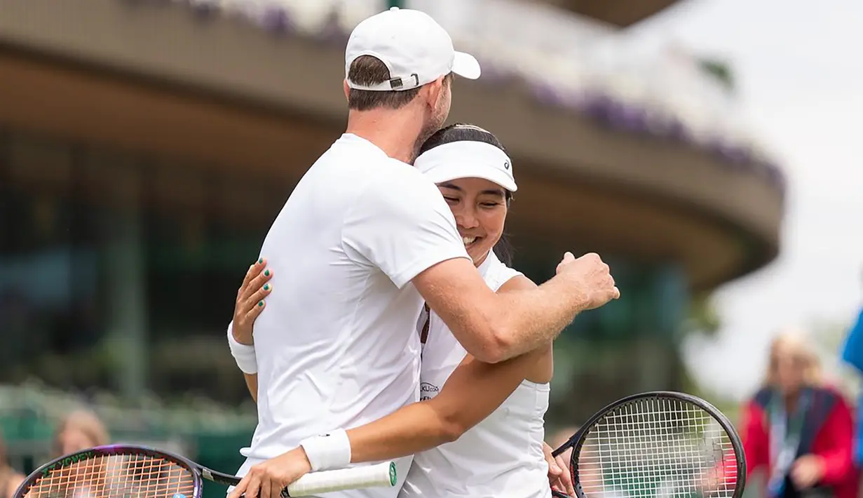 Selebrasi ganda campuran Aldila Sutjiadi/Matwe Middelkoop setelah mengalahkan pasangan Marta Kostyuk (Ukraina)/Marcelo Arevalo (El Salvador) pada laga perempatfinal turnamen tenis Grand Slam Wimbledon 2023 di All England Tennis Club, Wimbledon, Inggris, Selasa (11/7/2023). Aldila/Middelkoop menang dua set langsung 7-5, 7-6 (5). (www.instagram.com/dila11)