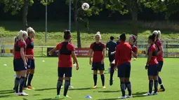 Suasana latihan timnas wanita Inggris selama turnamen sepak bola UEFA Women's Euro 2017 di Utrecht, Belanda (18/7). Timnas Inggris akan berhadapan dengan timnas Skotlandia pada Rabu 19 Juli 2017. (AFP Photo/Daniel Mihailescu)