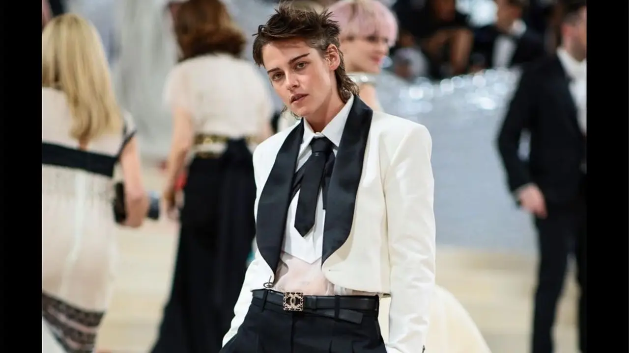 Gaya Boyish Maksimal Kristen Stewart Jadi Sorotan di Met Gala 2023