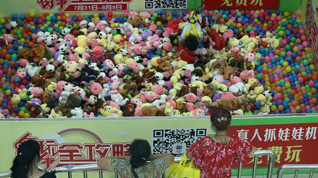 Mesin Pengambil Boneka Raksasa, Pencapitnya Anak-anak