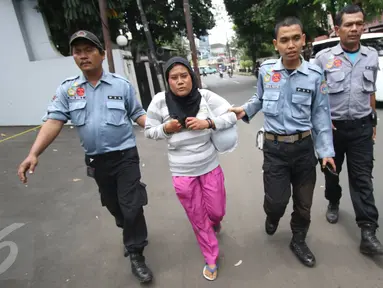 Petugas Dinas Sosial menertibkan wanita yang diduga pengemis di kawasan Pasar Minggu, Jakarta, Rabu (8/3). (Liputan6.com/ Immanuel Antonius)