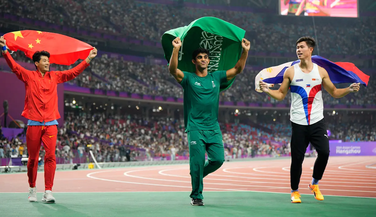 (kiri-kanan) Peraih medali perak asal China Huang Bokai, peraih medali perunggu asal Arab Saudi Hussain Asim M Al Hizam, dan peraih medali emas asal Filipina Ernest John Obiena merayakan final lompat galah putra Asian Games ke-19 di Hangzhou, China, Sabtu (30/9/2023). (AP Photo/Vincent Thian)