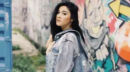 Meskipun sering tampil anggun, adik dari Nana Mirdad ini juga bisa tampil swag dan keren saat pakai jaket denim. Terlebih lagi wajahnya yang dirias makeup tipis memberikan sisi natural look. (Liputan6.com/IG/@naymirdad)