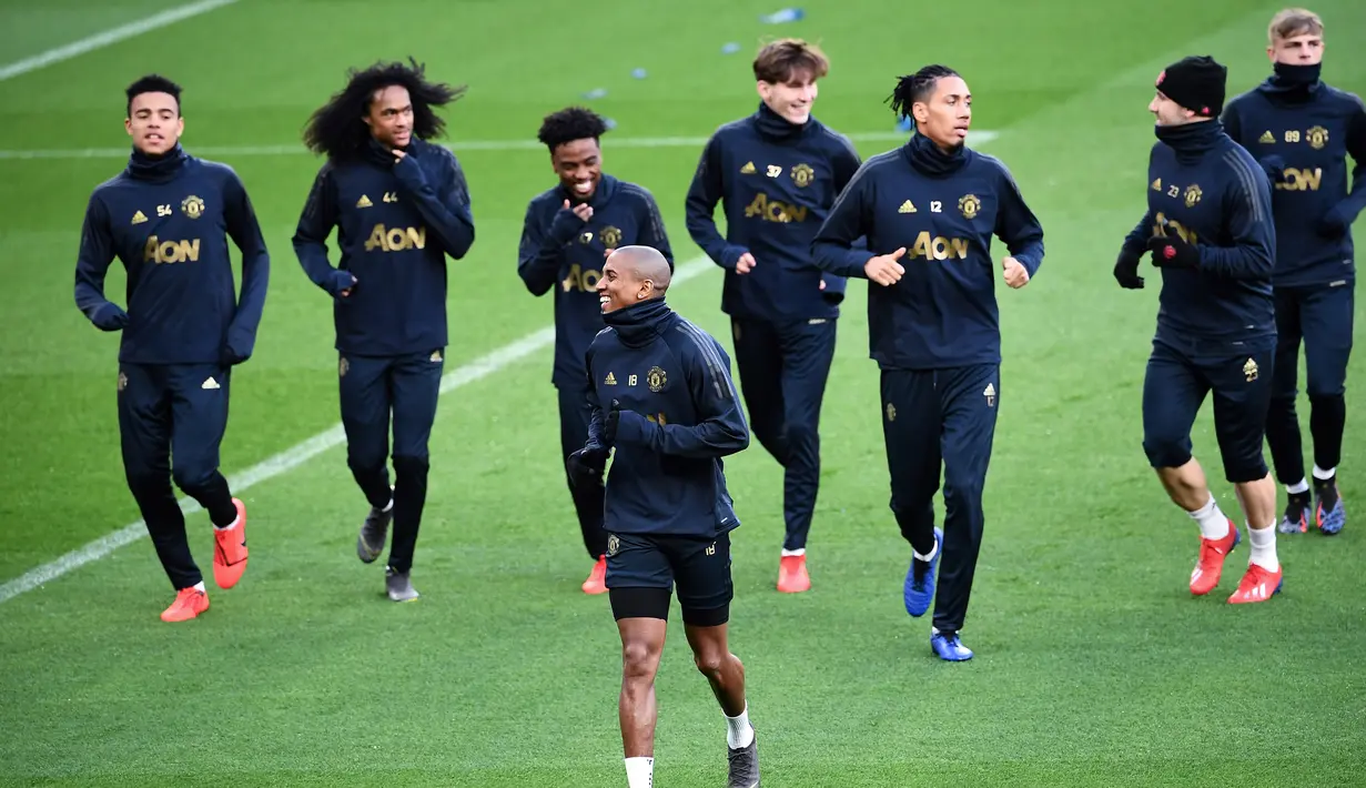 Pemain Manchester United Ashley Young (depan) berlatih bersama rekan setimnya jelang menghadapi PSG pada Liga Champions di Stadion The Parc des Princes, Paris, 5 Maret 2019. Young merampungkan proses kepindahan dari MU ke Inter Milan, Sabtu (18/1/2020) dini hari WIB. (Anne-Christine POUJOULAT/AFP)