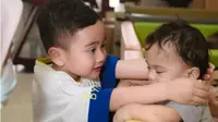 7 Potret Haru Rafathar dan Rayyanza Sambangi Panti Asuhan Bali, Dapat Sambutan Hangat