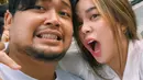 Sosoknya yang viral pada tahun 2010 karena lip sync lagu Keong Racun bersama Jojo, hingga saat ini penampilannya Sinta tentu sudah banyak berubah. 12 tahun berlalu, sosoknya pun masih dikenang dan banyak diikuti oleh para netizen aktivitasnya. Meski tinggal di luar negeri, Sinta kerap membagikan konten kesibukannya yang menarik perhatian. (Liputan6.com/IG/@sisisinta)