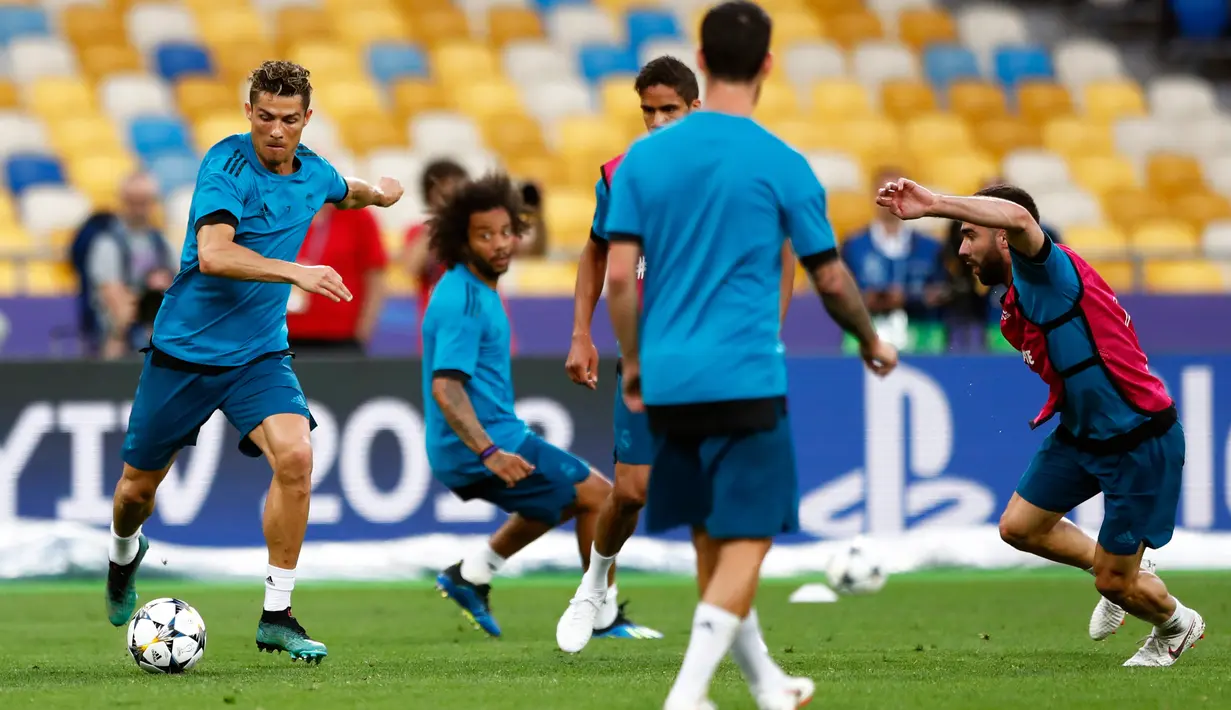 Pemain Real Madrid, Cristiano Ronaldo menggiring bola selama latihan jelang final Liga Champions di NSC Olimpiyskiy Stadium, Kiev, Jumat (25/5). Final Liga Champions akan mempertemukan Real Madrid melawan wakil Inggris, Liverpool. (AP/Matthias Schrader)