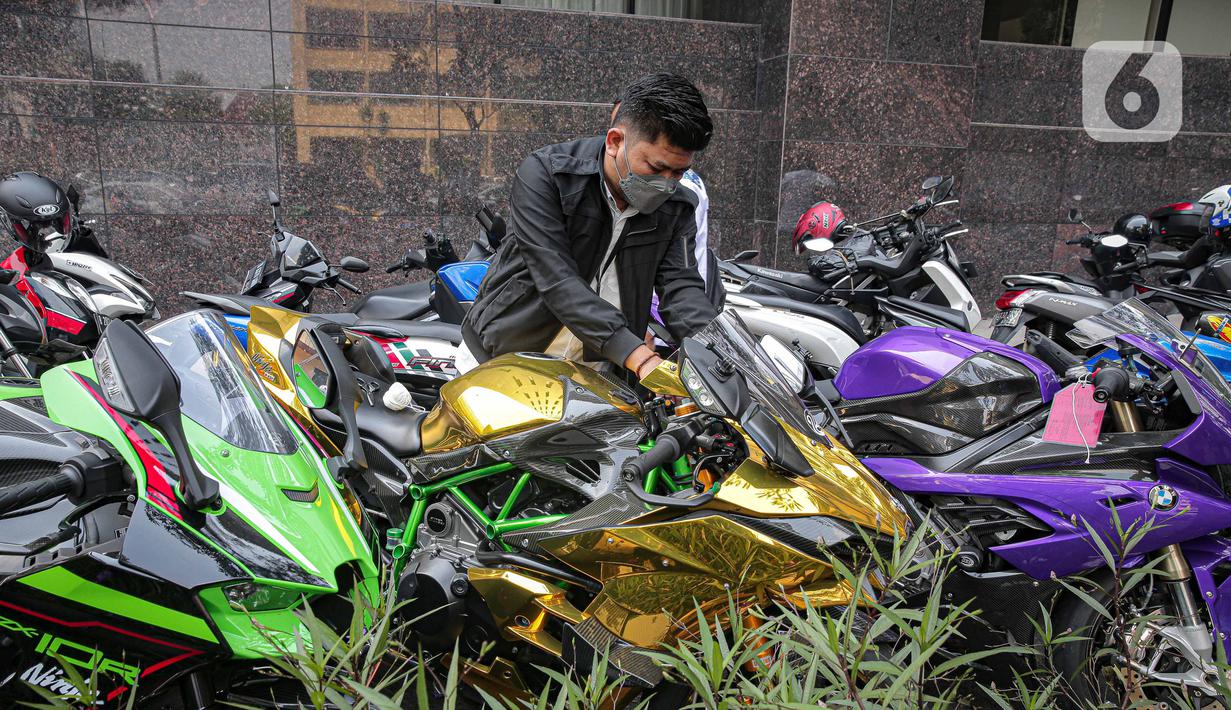 Polisi memberi label pada motor gede milik tersangka Quotex, Doni Salmanan di halaman Bareskrim Polri, Jakarta, Senin (14/3/2022). Selain sejumlah mobil mewah dan motor gede (moge), polisi juga menyita ponsel hingga akun YouTube Doni Salmanan. (Liputan6.com/Faizal Fanani)