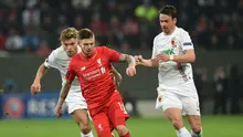 Bek Liverpool, Alberto Moreno (tengah), saat berusaha keluar dari kawalan pemain Augsburg, pada pertandingan leg pertama 32 besar Liga Europa, di WWK Arena, Kamis atau Jumat (19/2/2016) dini hari WIB. (AFP/Christof Stache).