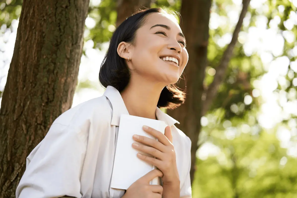 Contoh ilustrasi perempuan miliki tampilan glowing dan hidup sehat