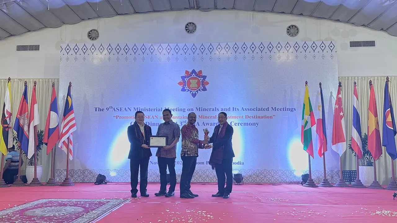 Senior Vice President Underground Mine PT Freeport Indonesia Hengky Rumbino, menerima penghargaan Good Mining Practice, Metallic Mineral oleh ASEAN Mineral Awards 2023, di Phnom Penh, Kamboja, pada Kamis (23/11/2023). (dok PTFI)
