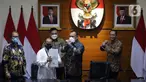 Ketua Komisi Pemberantasan Korupsi, Firli Bahuri (kedua kanan) usai mengumumkan hasil penilaian dalam rangka pengalihan status kepegawaian di Gedung KPK, Jakarta, Rabu (5/5/2021). Dari 1.351 pegawai KPK yang mengikuti tes wawasan kebangsaan, 75 orang tidak lulus. (Liputan6.com/Helmi Fithriansyah)