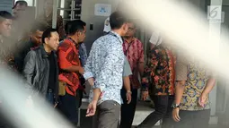 Terpidana kasus korupsi proyek KTP elektronik (E-KTP), Setya Novanto berjalan menuju mobil tahanan dari Rutan KPK, Jakarta, Jumat (4/5). Jelang eksekusi ke Lapas Sukamiskin, Bandung, Setya Novanto tampak semringah. (Merdeka.com/Dwi Narwoko)