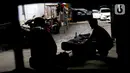 Pekerja membersihkan jok mobil yang terkena banjir di bengkel Detailing, Shop, Garage (DSG) di kawasan Pondok Pinang, Jakarta, Kamis (9/1/2020). Pascabanjir yang melanda Jakarta pada 1-3 Januari lalu, tercatat 35 mobil memasuki bengkel ini untuk diperbaiki. (merdeka.com/Arie Basuki)