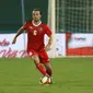 Marc Klok sempat membuat blunder di kotak penalti hingga Timor Leste mendapat hadiah penalti. Beruntung, kiper Ernando Ari Sutaryadi mampu mementahkan tendangan penalti pemain Timor Leste. (Bola.com/Ikhwan Yanuar)