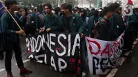 Aksi unjuk rasa yang digelar Badan Eksekutif Mahasiswa Seluruh Indonesia (BEM SI) mengangkat tema Indonesia Gelap. (Liputan6.com/Helmi Fithriansyah)