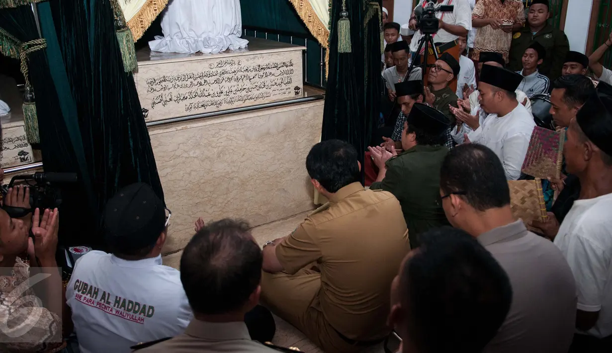 Gubernur DKI Jakarta Basuki T Purnama mengikuti doa bersama di makam Habib Hasan Al Haddad atau Mbah Priok, Koja, Jakarta Utara, Selasa (14/2). Pemerintah DKI Jakarta berencana melakukan penataan lahan pemakaman tersebut. (Liputan6.com/Gempur M Surya)