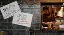 Koki J.S. Burgers Cafe, Yasuhito Fukui menyiapkan Mr. and Mrs. Burger bertema Capres AS Hillary Clinton dan Donald Trump di hamburger joint, Jepang (7/10). Memeriahkan pilpres AS, kafe di Tokyo ini membuat menu yang unik. (REUTERS/Megumi Lim)