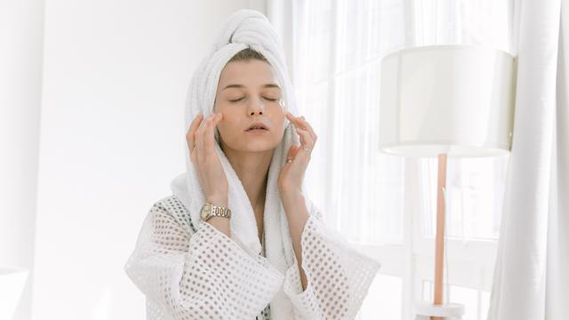 7 Ritual Malam Hari agar Wajah Glowing saat Bangun Tidur
