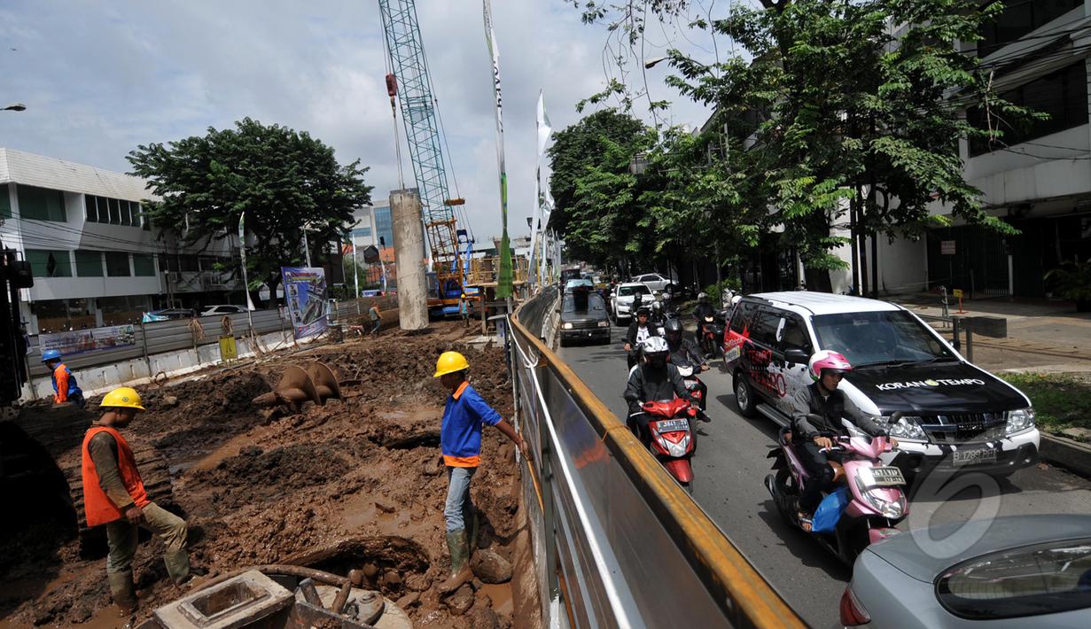 Akibat pembangunan Fly Over Ciledug - Tendean di Kebayoran Lama lalu lintas menjadi tersendat, Jakarta, Kamis, (12/3/2015). Direktorat Lalu Lintas Polda Metro Jaya merencanakan rekayasa arus lalu lintas di kawasan tersebut (Liputan6.com/Johan Tallo)