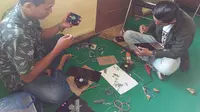 Tiga mahasiswa di Provinsi Aceh merancang alat yang bisa mengidentifikasi halal atau tidaknya suatu makanan. (Liputan6.com/ Rino Abonita)