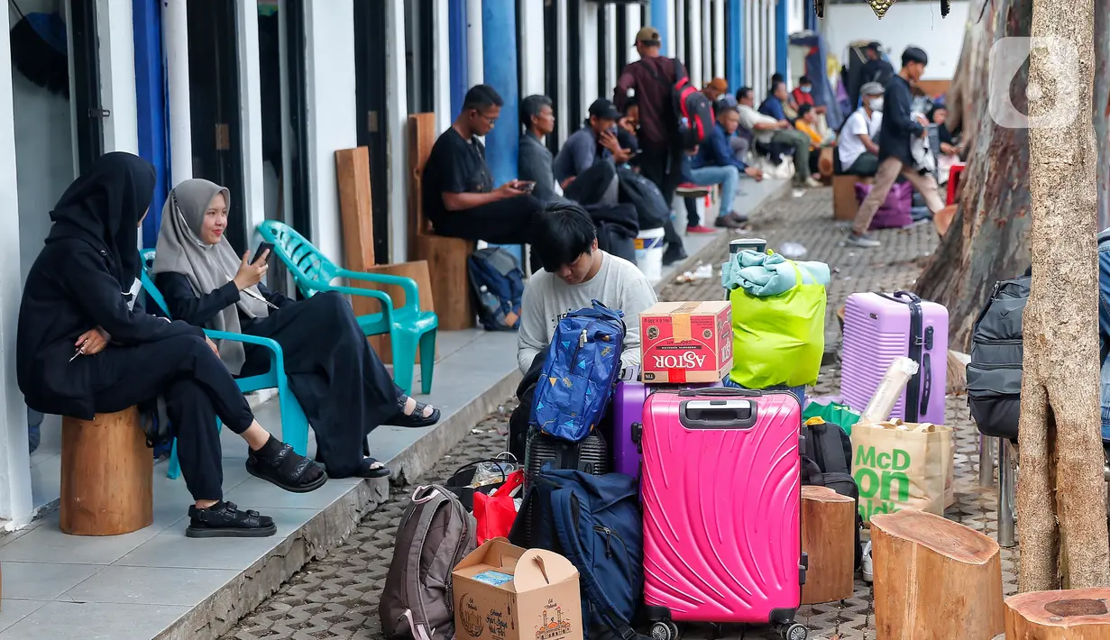Terminal Poris Plawad, Kota Tangerang, mulai ramai calon pemudik. Pengguna moda transportasi darat ini memilih mudik lebih awal menghindari kemacetan.  (Liputan6 com/Angga Yuniar)