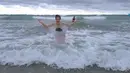 Wulan Guritno kerap membagikan momen liburan di akun Instagram pribadinya. Salah satunya adalah saat ia bermain air di tepi pantai. (Foto: instagram.com/wulanguritno)
