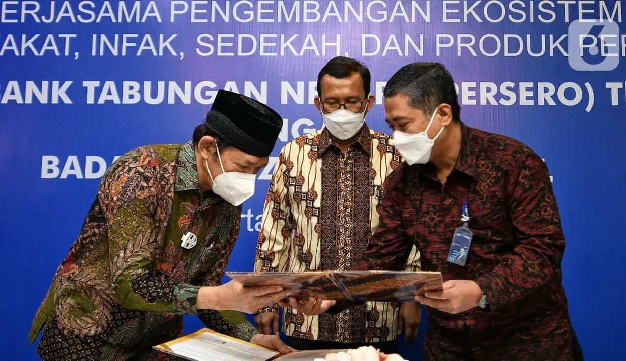 Direktur Utama Bank BTN Haru Koesmahargyo (tengah) menyaksikan Nota Kesepahaman antara Bank BTN dan Baznas yang ditandatangani Direktur Consumer and Commercial Lending Bank BTN Hirwandi Gafar (kanan) dan Ketua BAZNAS Noor Achmad di Jakarta, Jumat (7/5/2021). (Liputan6.com/HO/BTN)