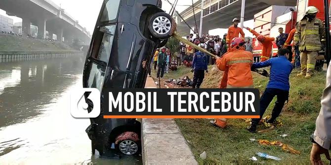 VIDEO: Mobil Tercebur Dievakuasi, Polisi Periksa Sang Sopir