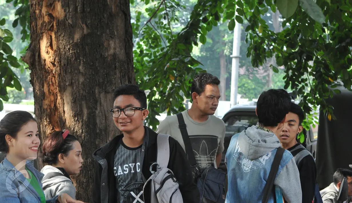 Tampak pegawai oulet berbincang menunggu kepastian di luar Gedung Mal Tebet Green, jakarta, Kamis (23/7/15).Karyawan khawatir Perusahaan akan memberhentikan atau memindahkan mereka ke outlet lain.(Liputan6.com/Herman Zakharia)