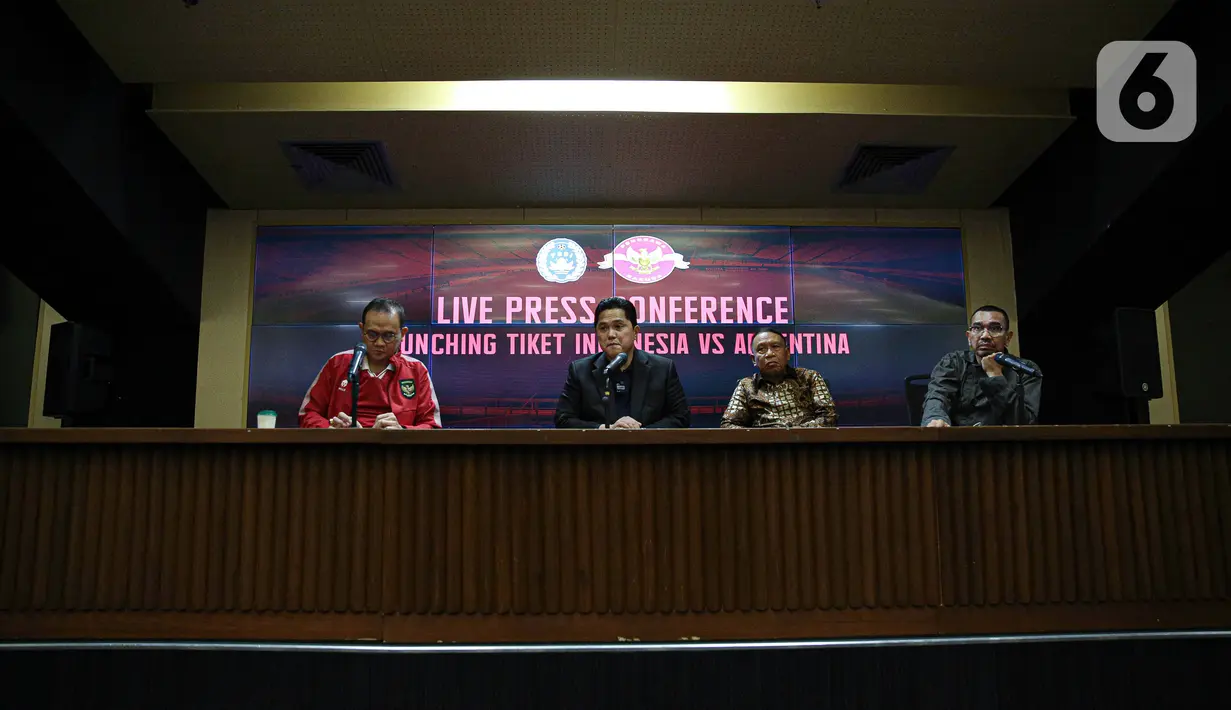 Erick Thohir yang merangkap sebagai Menteri BUMN itu mengklaim terdapat beberapa kategori penjualan tiket untuk laga skuad Garuda melawan sang juara Piala Dunia 2022. (Liputan6.com/Faizal Fanani)
