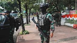 Sejumlah personel Tentara Nasional Indonesia (TNI) dikerahkan menyusul gelombang aksi unjuk rasa yang berujung aksi perusakan terhadap berbagai fasilitas umum. (AP Photo/Tatan Syuflana)