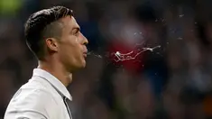 Bintang Real Madrid, Cristiano Ronaldo, meludah saat pertandingan Liga Champions melawan Dortmund di Santiago Bernabeu, Spanyol. Pada laga ini kedua klub bermain imbang 2-2. (Reuters/Juan Medina)