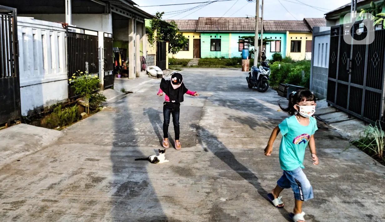 Anak-anak mengenakan masker saat bermain di perumahan subsidi Green Citayam City, Ragajaya, Bojong Gede, Kabupaten Bogor, Jawa Barat, Sabtu (13/2/2021). Kredit Pemilikan Rumah atau KPR pada 2021 diharapkan dapat berkontribusi pada perbaikan pertumbuhan ekonomi nasional. (merdeka.com/Iqbal S Nugroho)