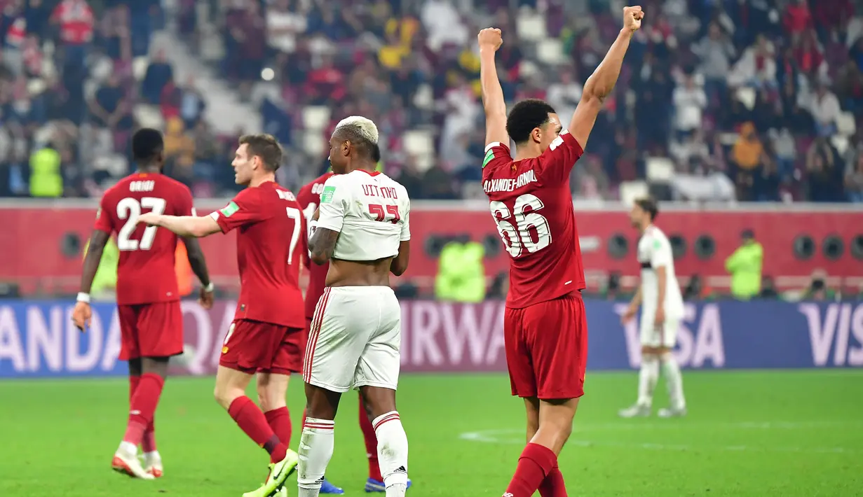 Bek Liverpool, Trent Alexander-Arnold, merayakan kemenangan atas Flamengo pada laga Piala Dunia Antarklub 2019 di Stadion Internasional Khalifa, Doha, Minggu (21/12). Liverpool menang 1-0 atas Flamengo. (AFP/Giuseppe Cacace)