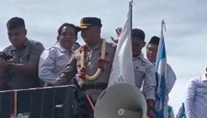 Momen AKBP Condro Sasongko diarak masa menggunakan mobil pickup. (Liputan6.com/ Yandhi Deslatama)