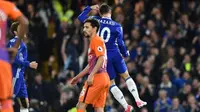 Gelandang Chelsea Eden Hazard (nomor punggung 10) merayakan gol ke gawang Manchester City pada laga Premier League di Stamford Bridge, London, Rabu (5/4/2017). (AFP/Glyn Kirk)