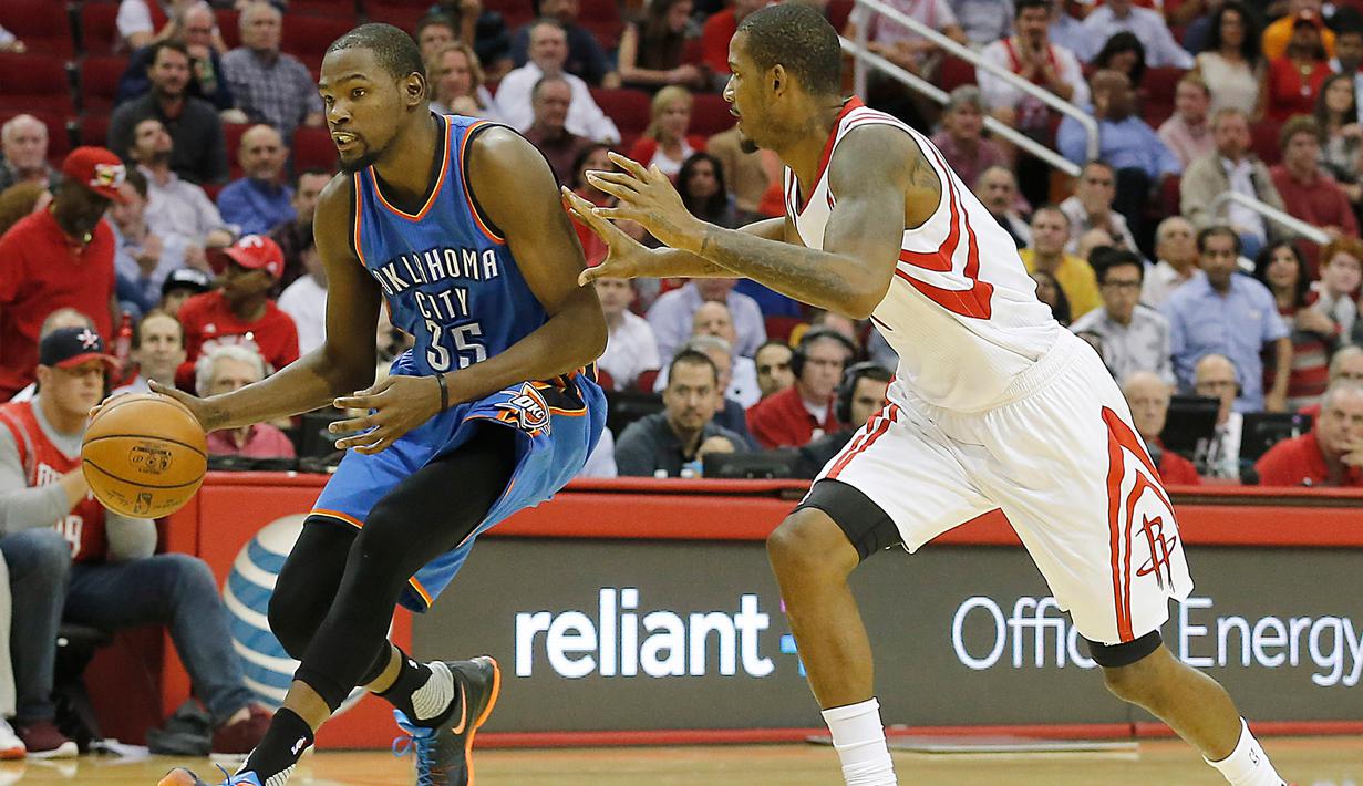 Pemain Oklahoma City Thunder Kevin Durant (kiri) membawa bola dijaga ketat pemain Houston Rockets Trevor Ariza saat pertandingan NBA di Toyota Center, Amerika Serikat, (2/11/2015). Rockets menang 110 - 105 atas Thunder. (Reuters/ Thomas B. Shea)