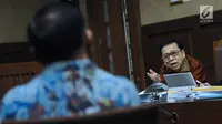 Terdakwa dugaan korupsi e-KTP, Setya Novanto (kiri) memberi pertanyaan kepada saksi dalam sidang lanjutan di Pengadilan Tipikor, Jakarta, Senin (5/2). Sidang menghadirkan tiga saksi. (Liputan6.com/Helmi Fithriansyah)