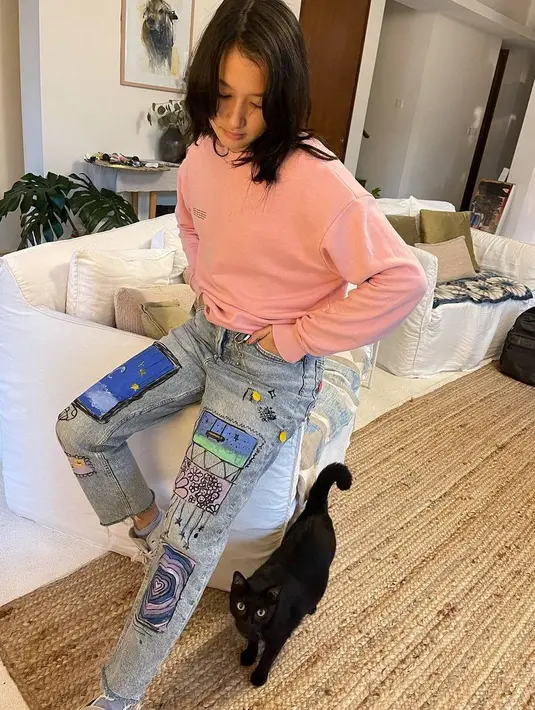 Begitu pula dengan gaya fashion-nya, Alex kerap tampil bergaya boyish dengan celana jeans.  [Foto: Instagram/nadyahutagalung].